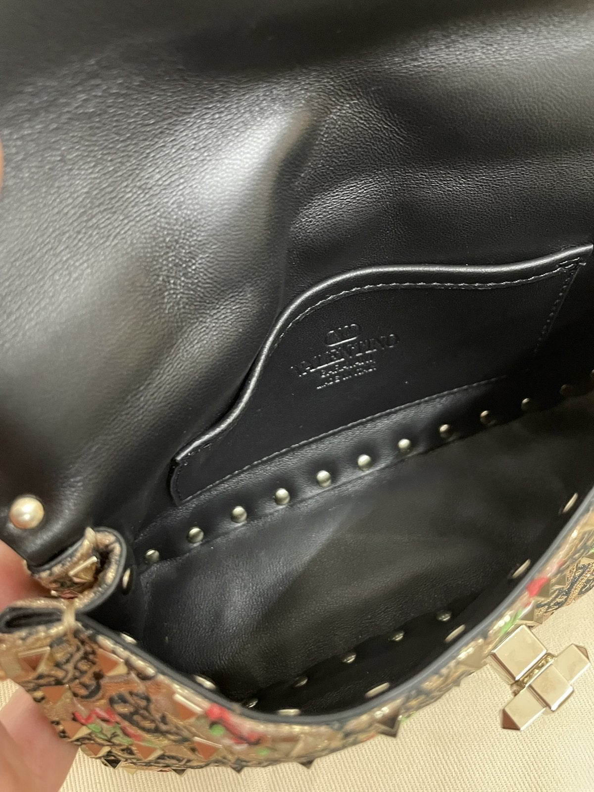 Interno della borsa Valentino Garavani Rockstud Spike in morbida nappa nera con tasca piatta interna e fodera in ottime condizioni.