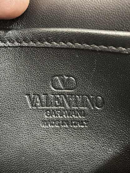 Dettaglio del logo Valentino Garavani Made in Italy stampato a caldo sulla pelle della tasca interna della borsa Rockstud Spike