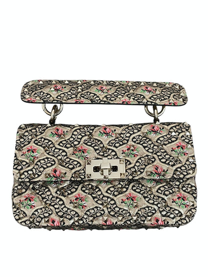 Vista frontale della borsa piccola Valentino Garavani Rockstud Spike in tessuto jacquard Papier Floral con manico superiore rimovibile e borchie platino.