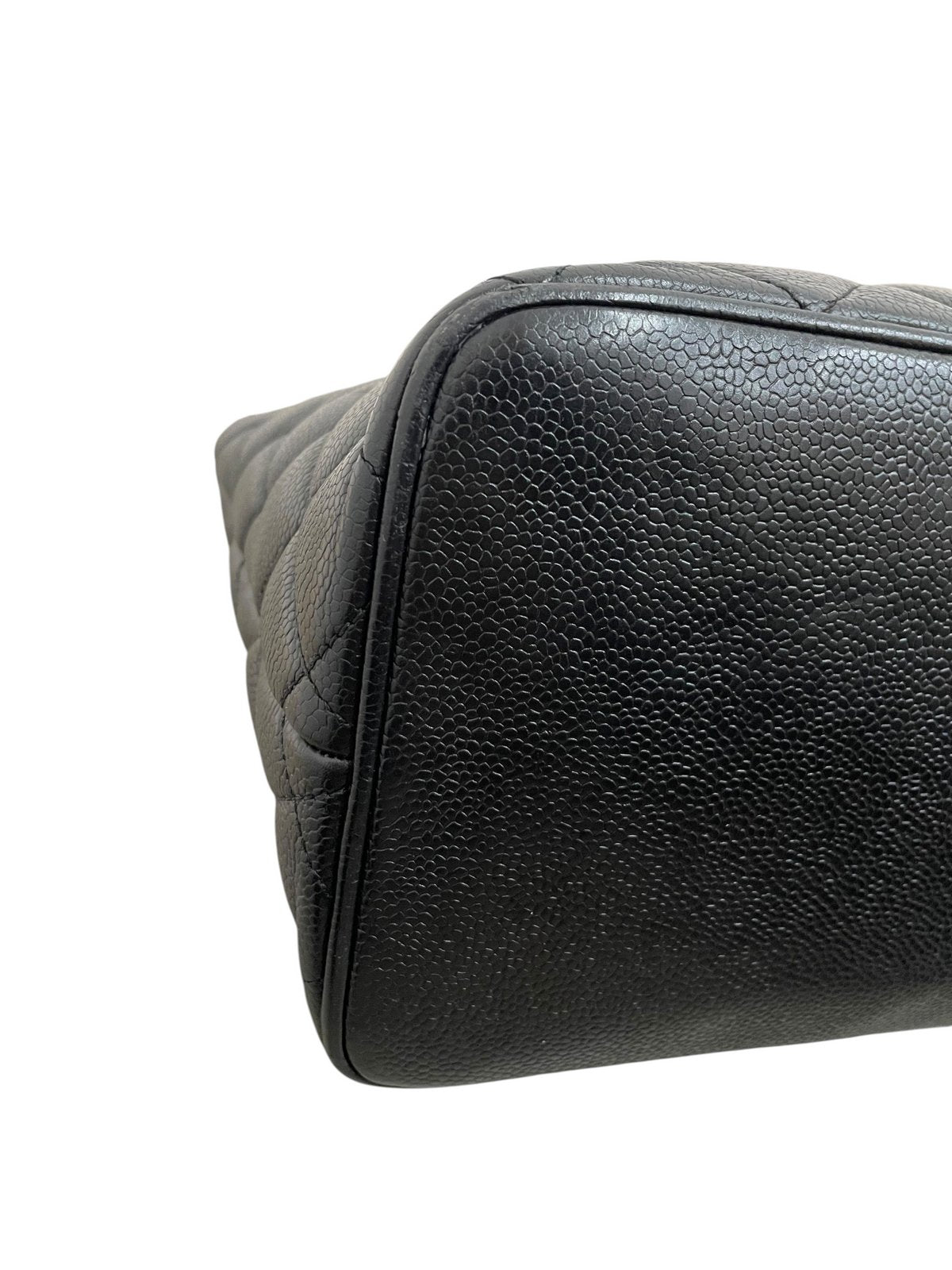 Primo piano dell'angolo inferiore sinistro della borsa Chanel Medallion per verifica usura della pelle