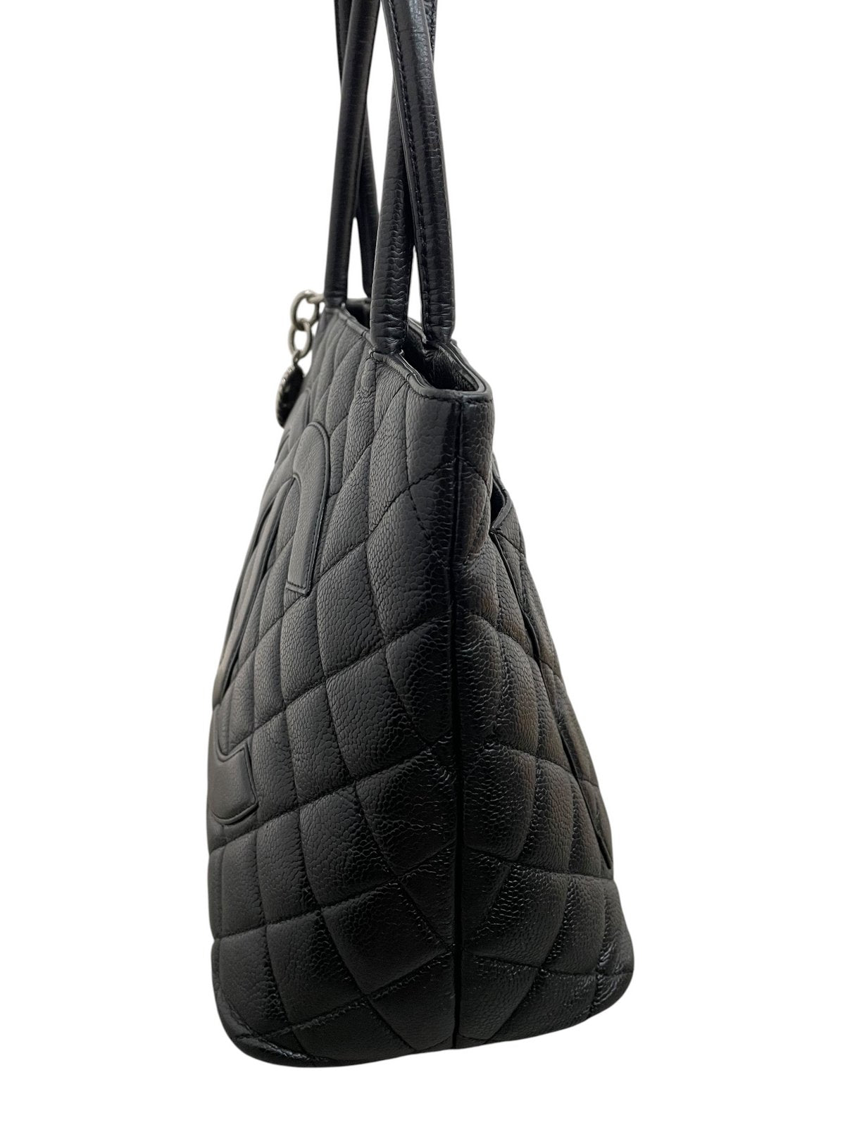 Profilo sinistro della borsa a spalla Chanel Medallion in pelle nera martellata