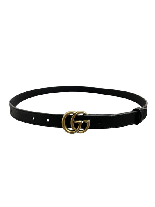 Cintura Gucci GG Marmont sottile da 2 cm in pelle nera con fibbia oro antico vista frontale intera.