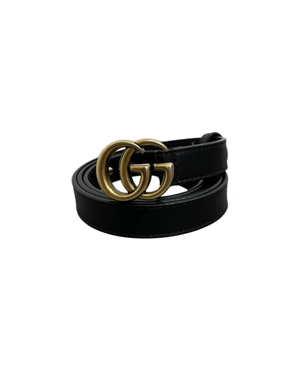 La cintura sottile Gucci GG Marmont nera arrotolata su se stessa