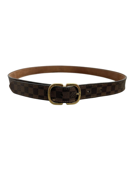 Cintura Louis Vuitton M9744 Damier Ebene chiusa disposta in forma circolare.