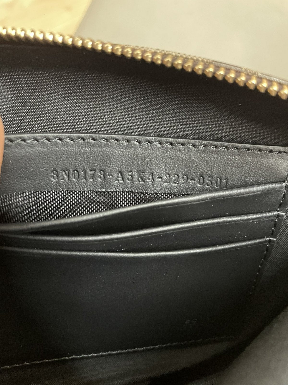 Primo piano del codice di autenticità Fendi impresso a caldo nella tasca interna in pelle della pochette