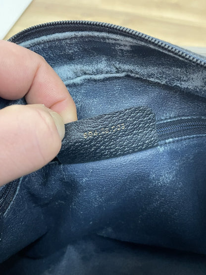 Dettaglio dei normali segni di usura e sfregamento della fodera interna borsa Gucci vintage
