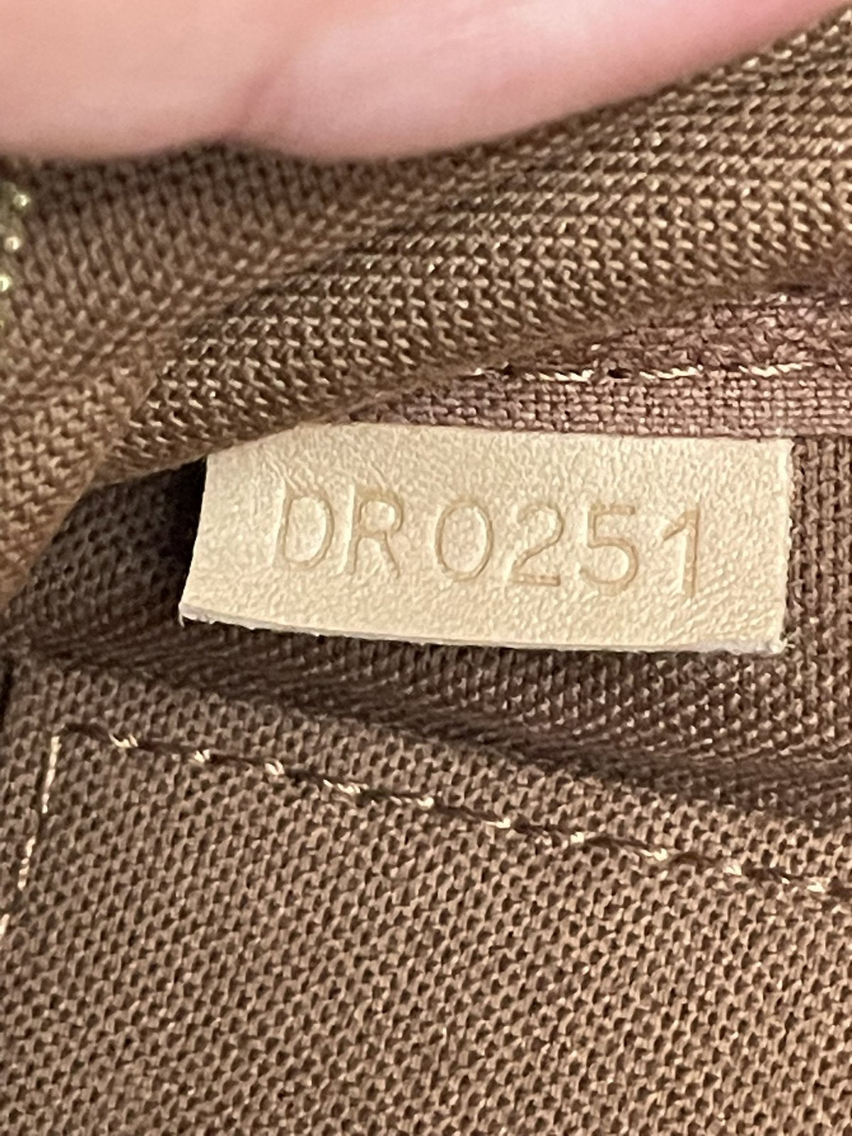 Dettaglio del codice di autenticità Data Code DR0251 impresso sulla borsa Louis Vuitton