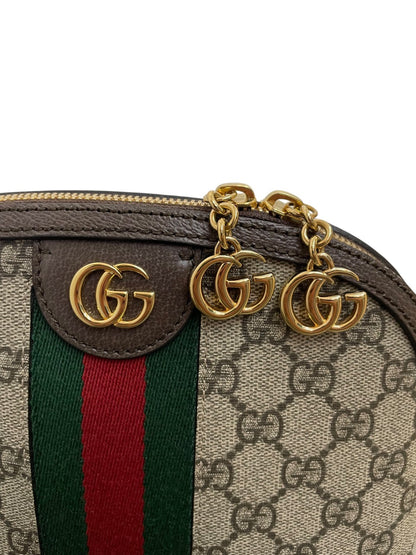 Dettaglio del logo Doppia G dorato e dei tiretti della cerniera su borsa Gucci Ophidia.