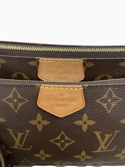 Dettaglio della patch in pelle con marchio impresso Louis Vuitton Paris sulla borsa Multi Pochette