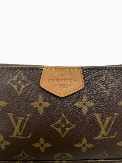 Dettaglio della linguetta in pelle vacchetta sulla pochette piccola Louis Vuitton