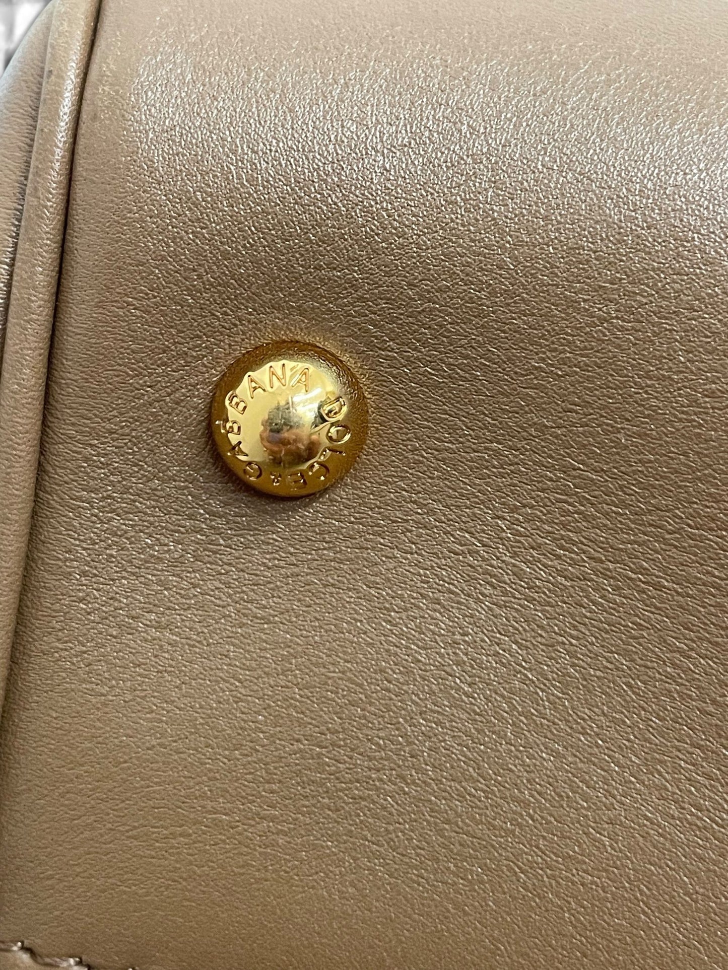 Piedino dorato con incisione logo Dolce Gabbana borsa My Sicily