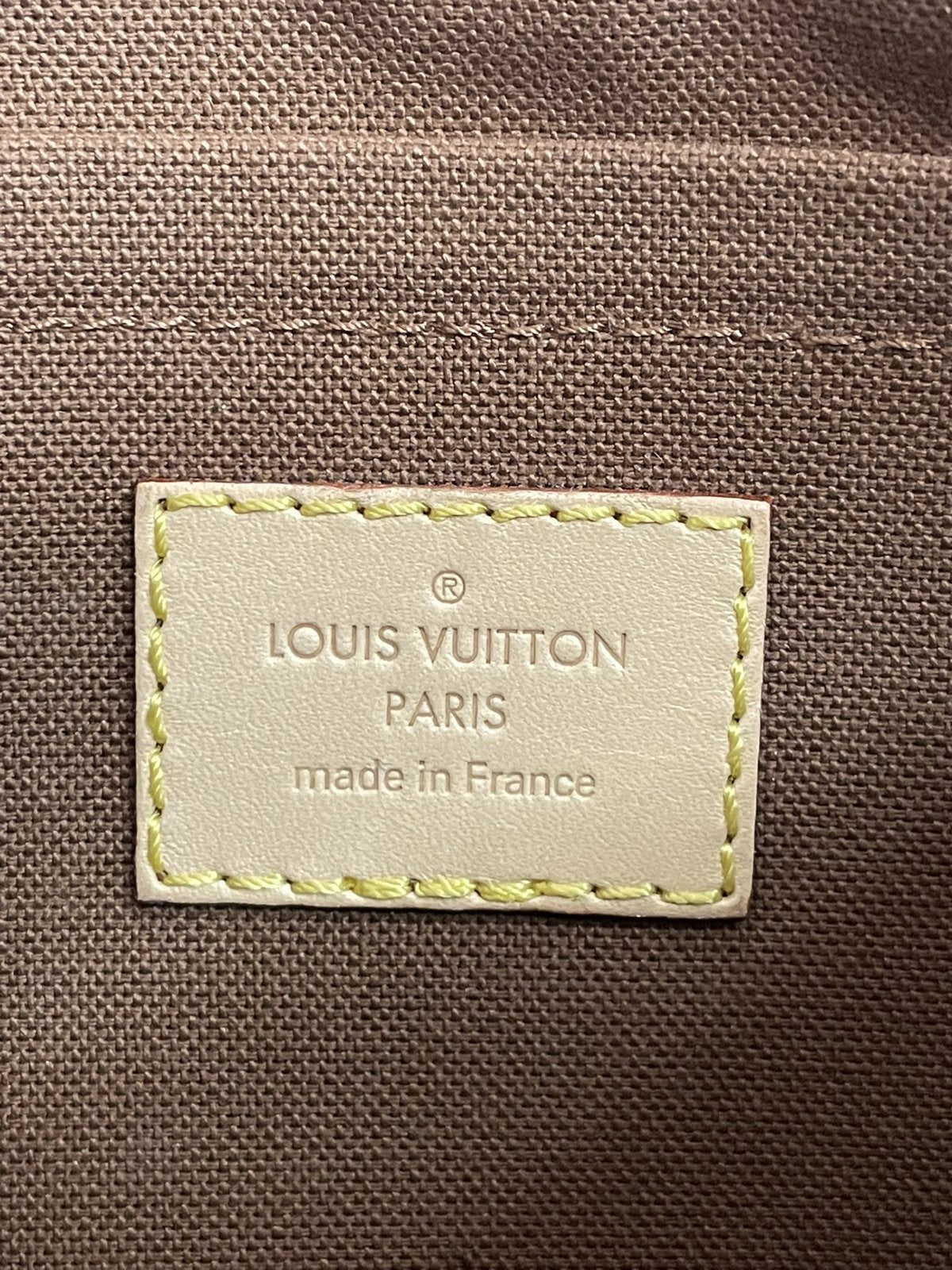 Etichetta interna in pelle con scritta Louis Vuitton Paris Made in France