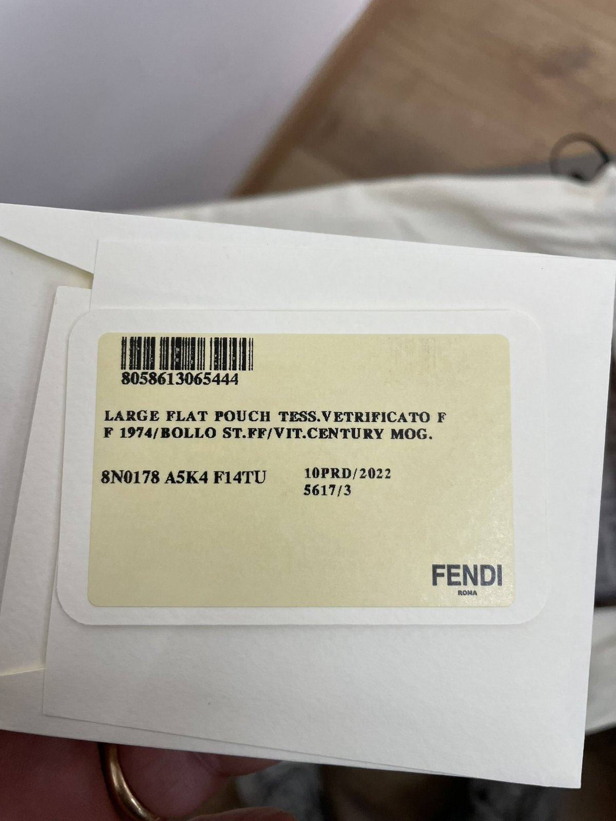 Primo piano del cartellino originale Fendi con codice a barre e modello 8N0178 per verifica autenticità