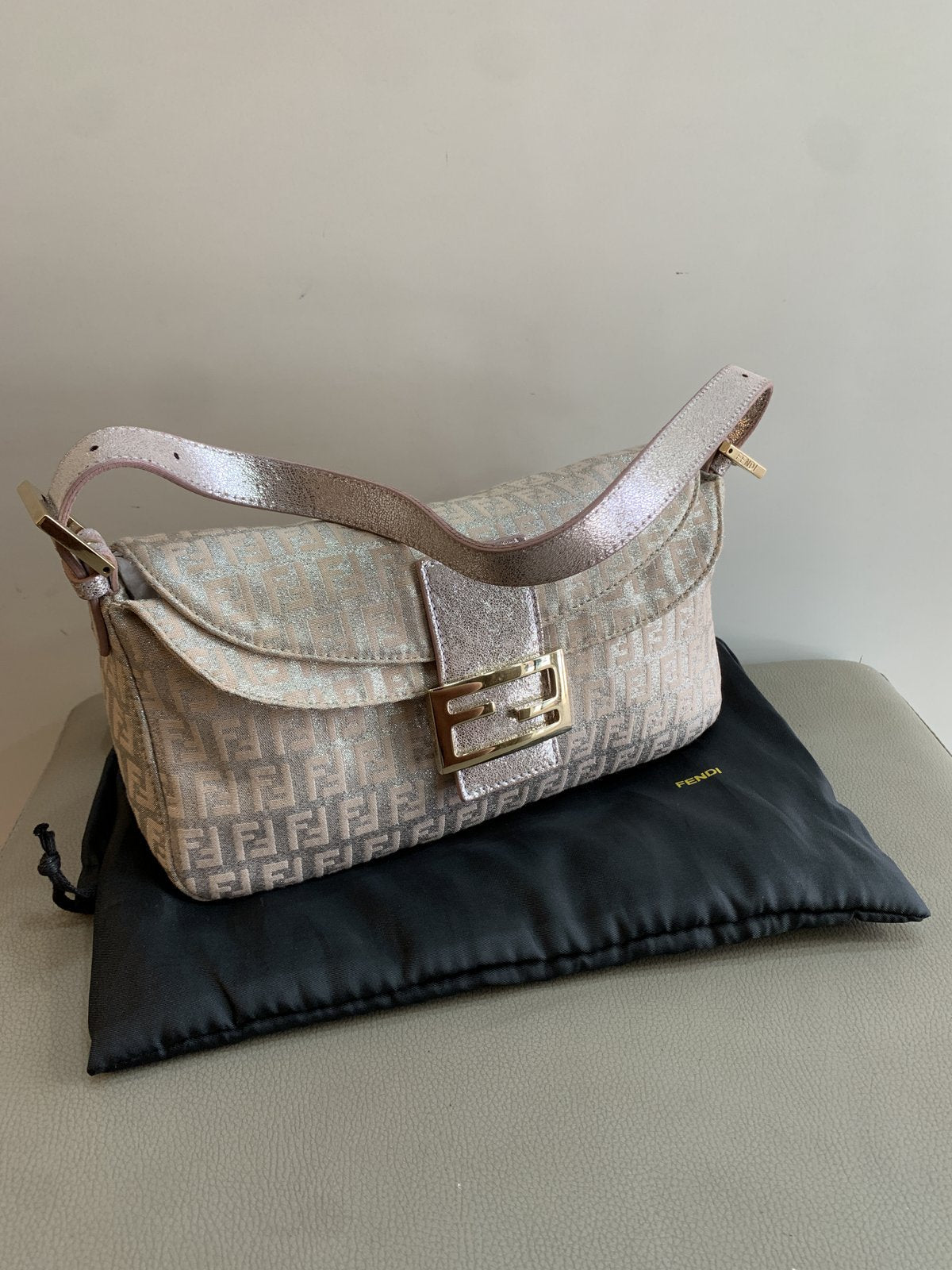 Fendi Baguette in Tela e Pelle Rosa Chiaro Laminata - AgeVintage
