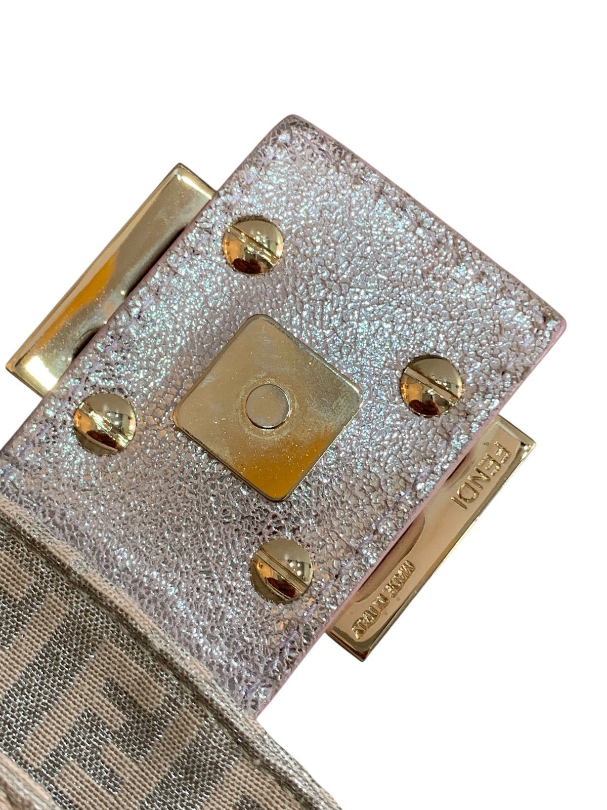 Fendi Baguette in Tela e Pelle Rosa Chiaro Laminata - AgeVintage