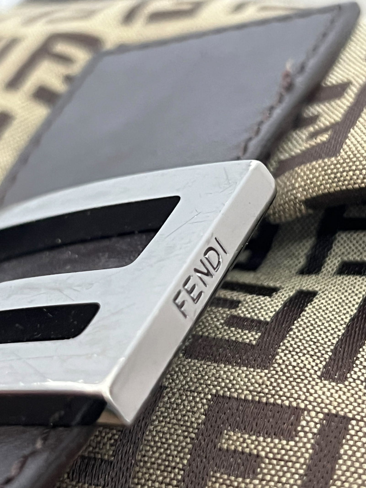 Scritta Fendi su fibbia silver Baguette Zucchino vintage
