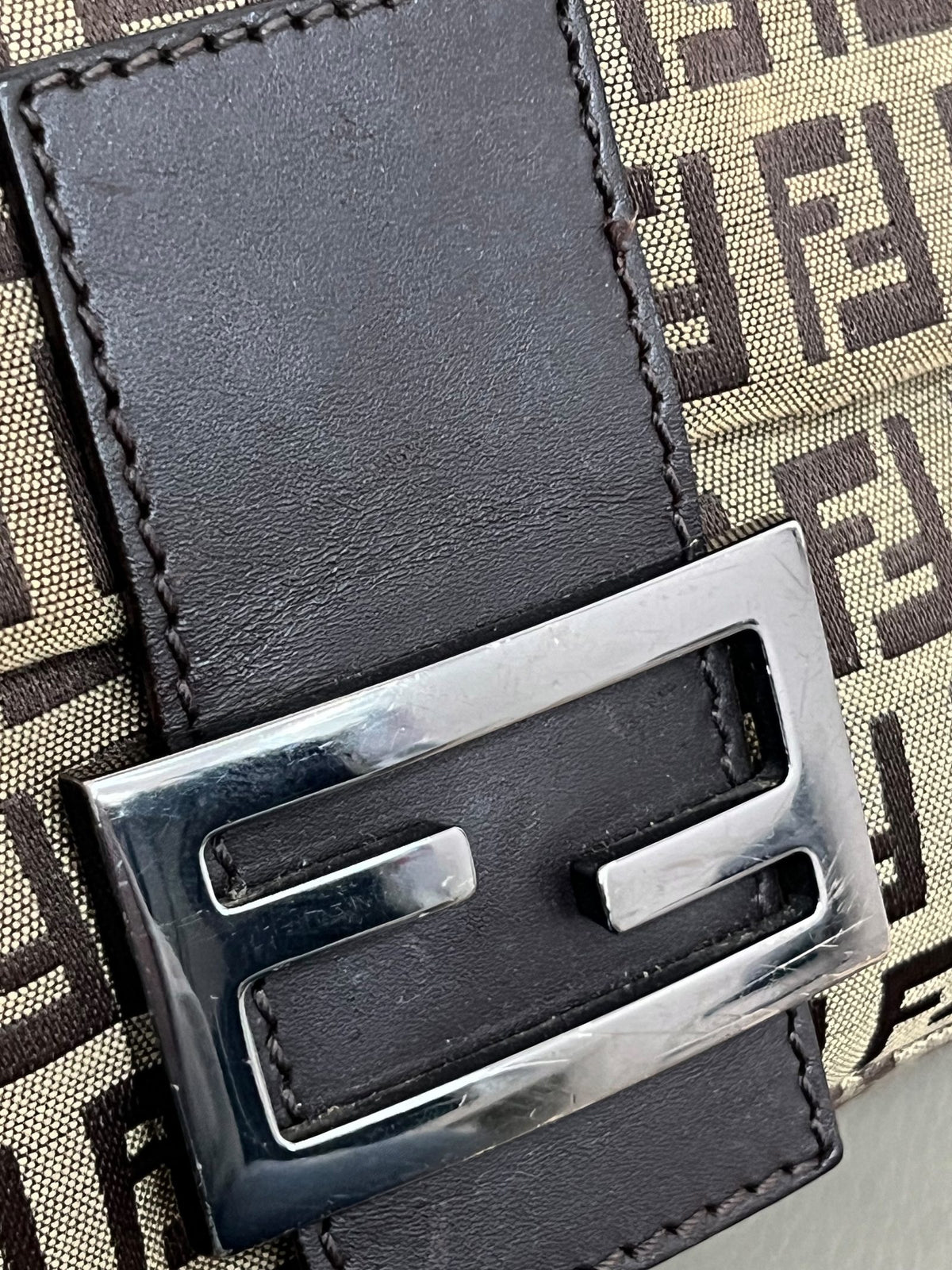 Dettaglio patta e fibbia FF Fendi Baguette Zucchino