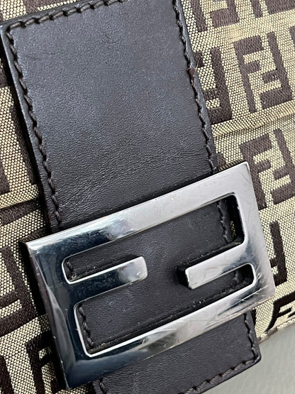 Dettaglio patta e fibbia FF Fendi Baguette Zucchino