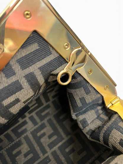 Dettaglio aggancio tracolla hardware dorato Fendi First