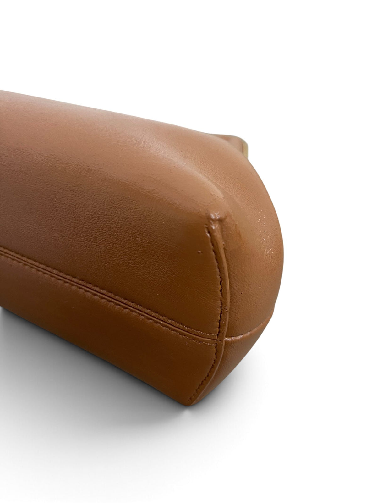 Dettaglio angolo fondo sinistro borsa Fendi First Small