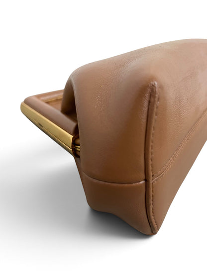 Dettaglio angolo superiore sinistro con hardware Fendi First
