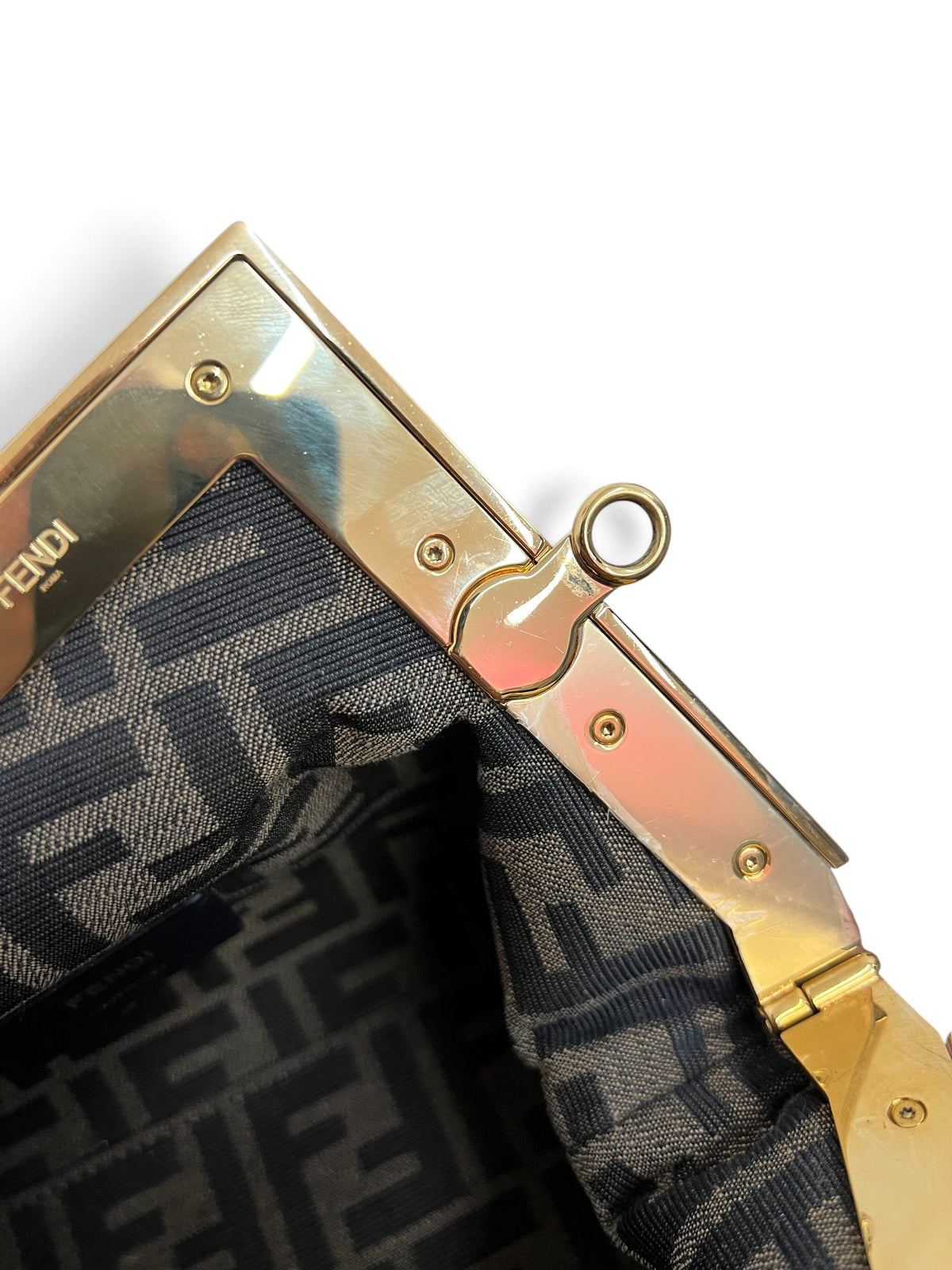 Dettaglio clip dorata apertura borsa Fendi First Small