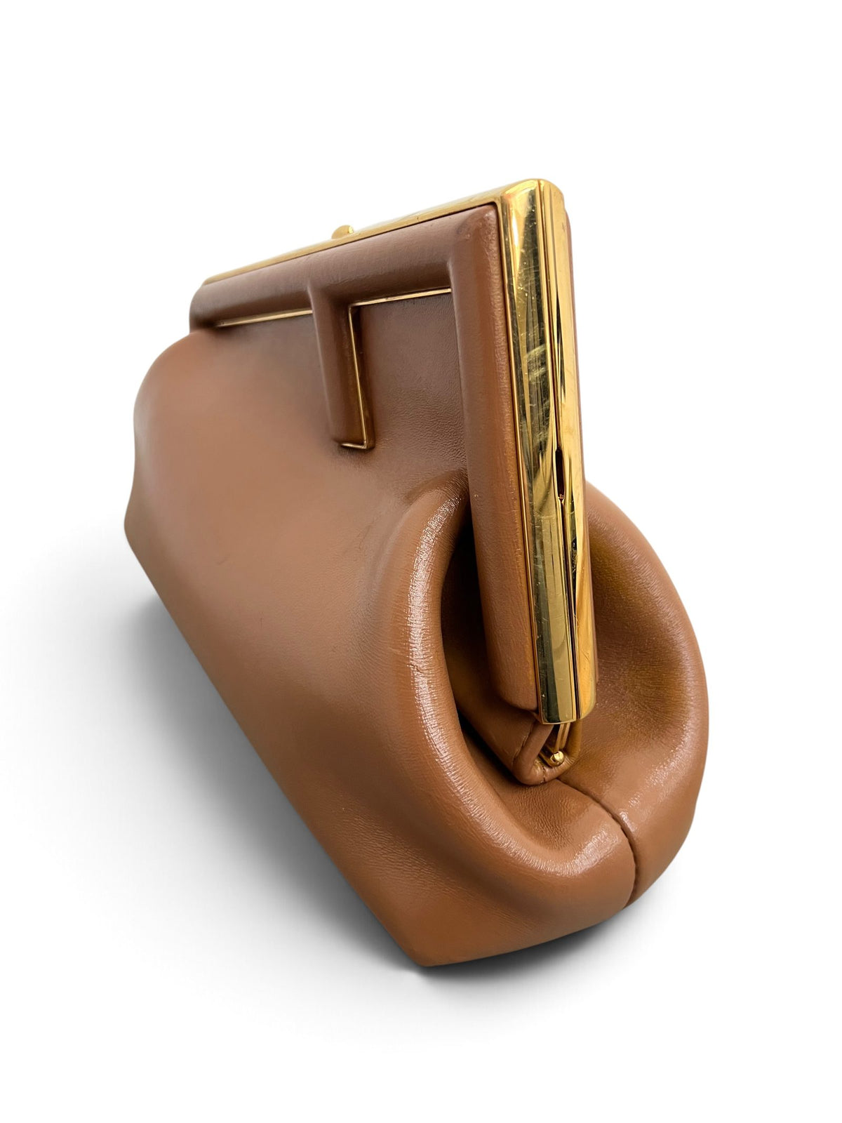 Dettaglio logo a T frontale e hardware dorato Fendi First