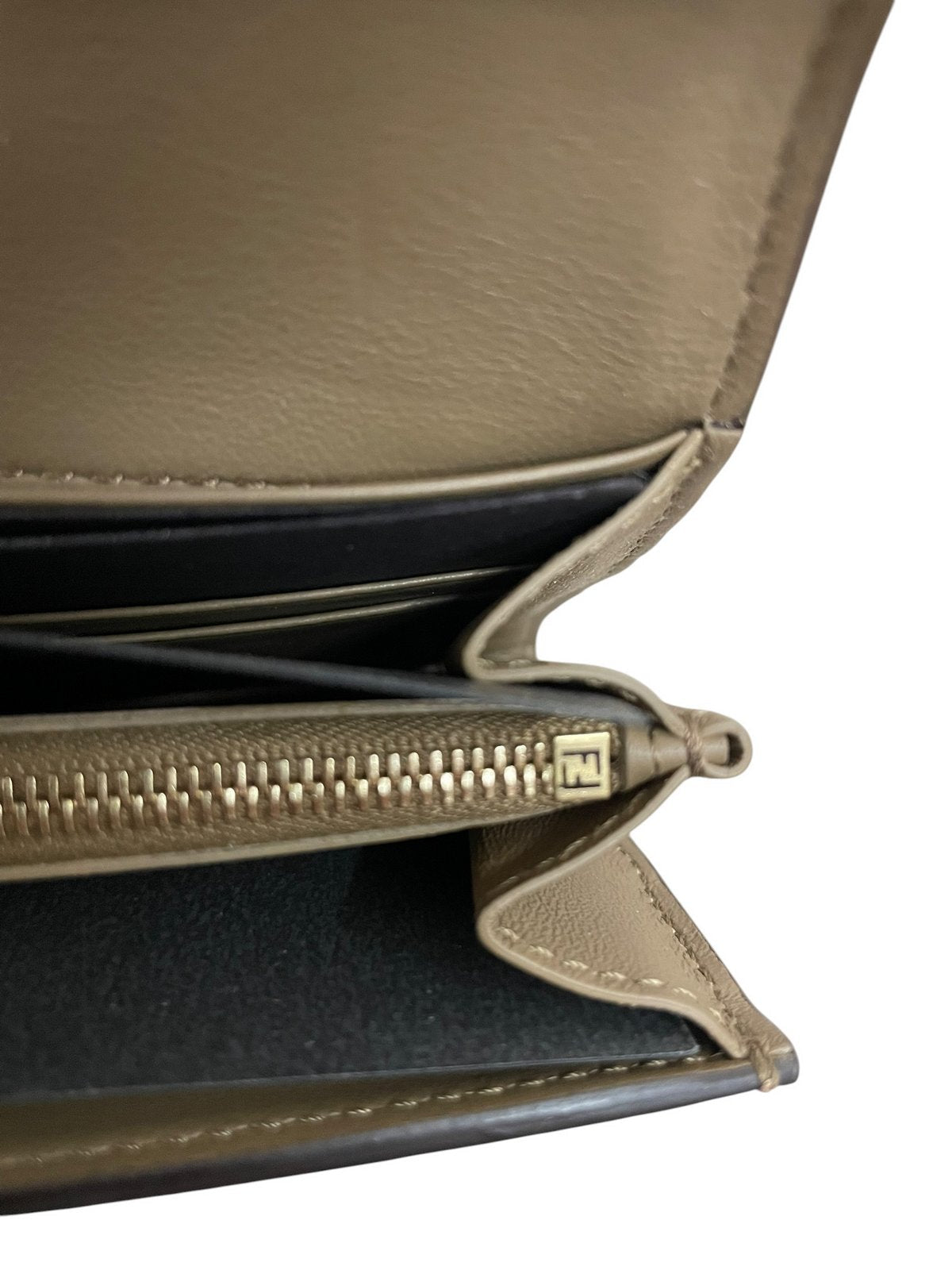 Fendi Portafoglio Continental Peekaboo in Pelle Rosa - AgeVintage