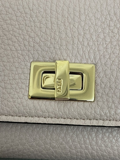 Fendi Portafoglio Continental Peekaboo in Pelle Rosa - AgeVintage