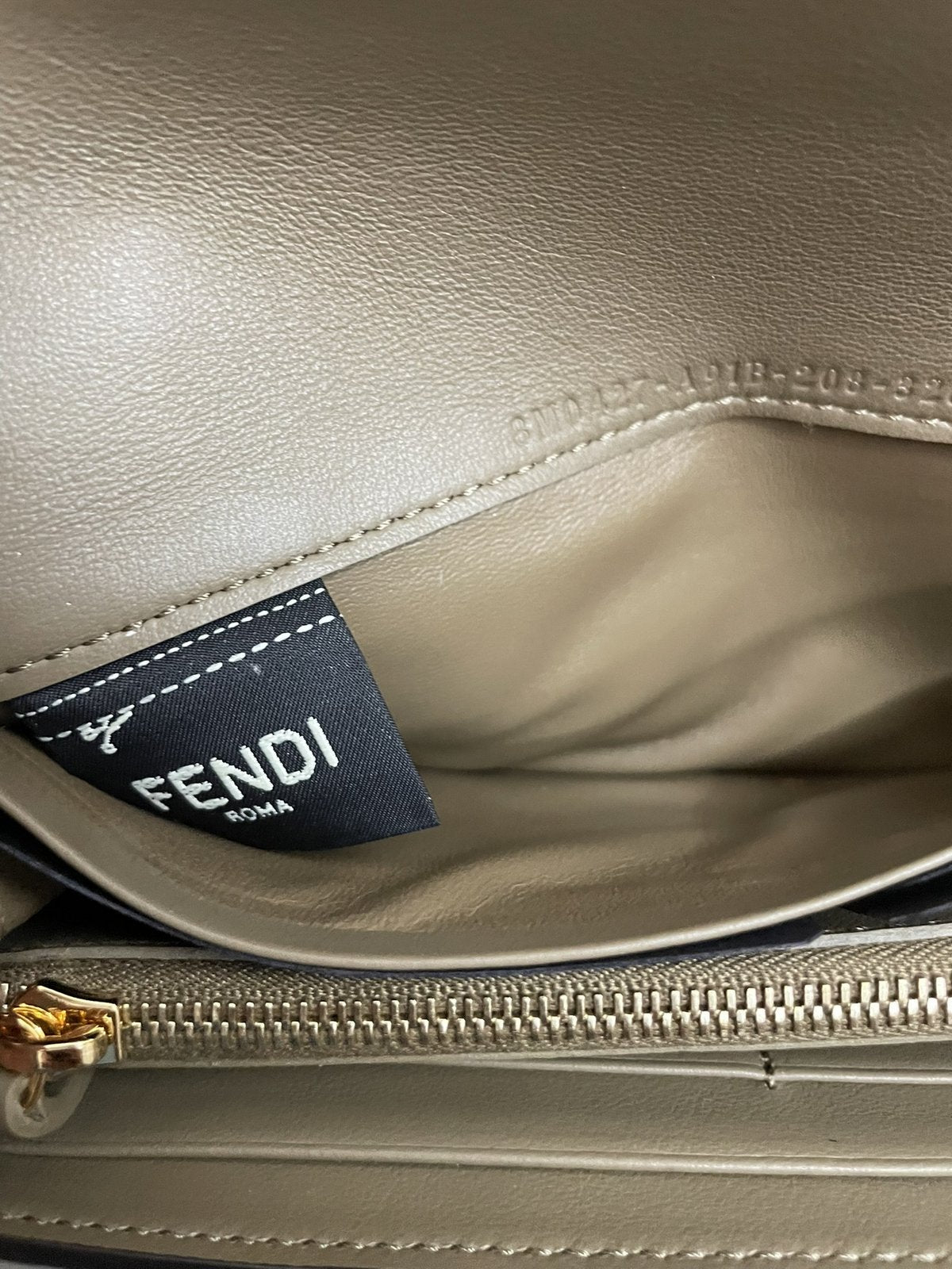 Fendi Portafoglio Continental Peekaboo in Pelle Rosa - AgeVintage