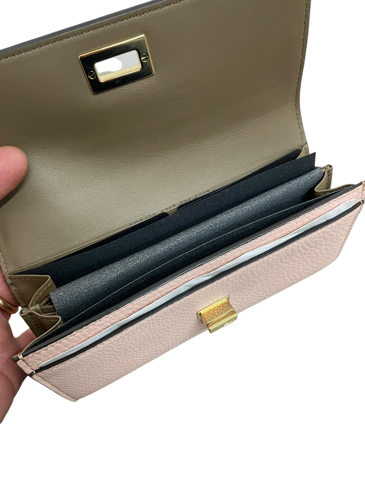 Fendi Portafoglio Continental Peekaboo in Pelle Rosa - AgeVintage
