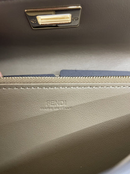 Fendi Portafoglio Continental Peekaboo in Pelle Rosa - AgeVintage