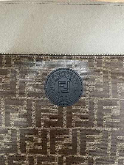 Dettaglio del patch circolare in pelle blu scuro con logo Fendi Roma Italia impresso sulla tela monogram FF