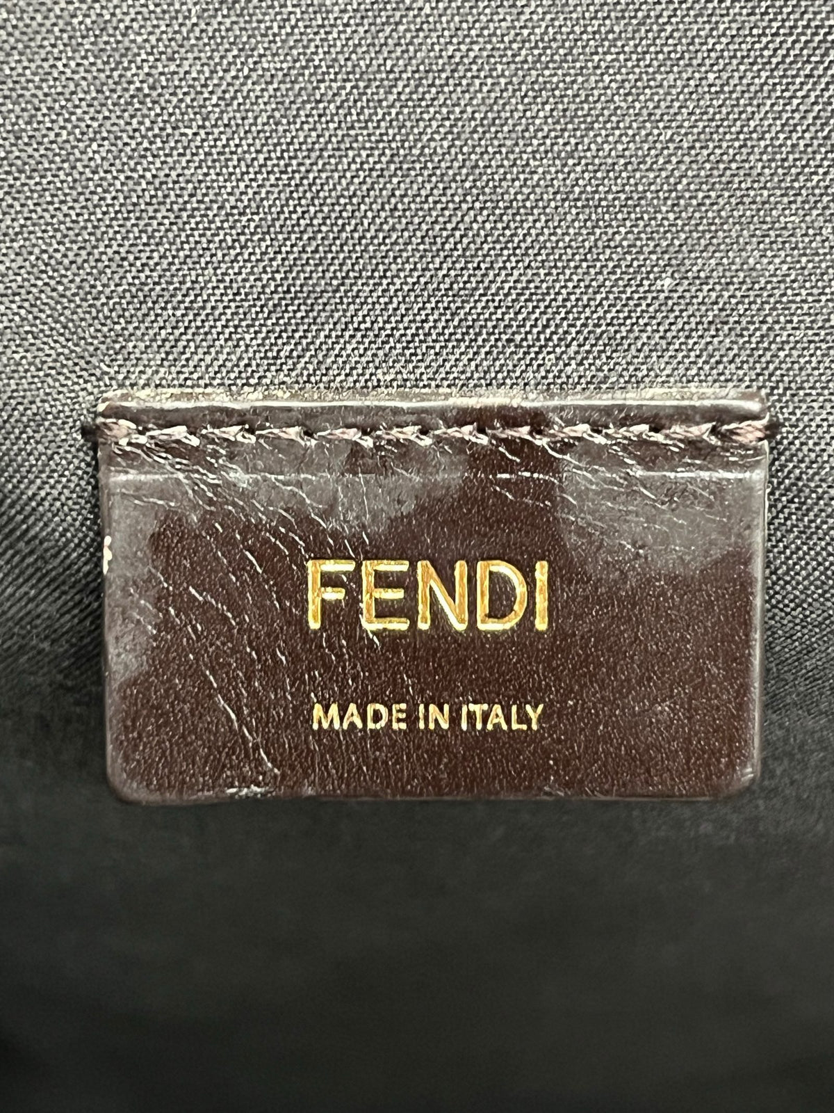 Etichetta Fendi Made in Italy in pelle bordeaux dorata