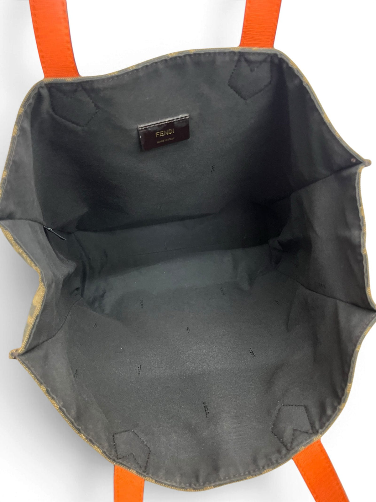 Interno Fendi tote grigio con etichetta Made in Italy