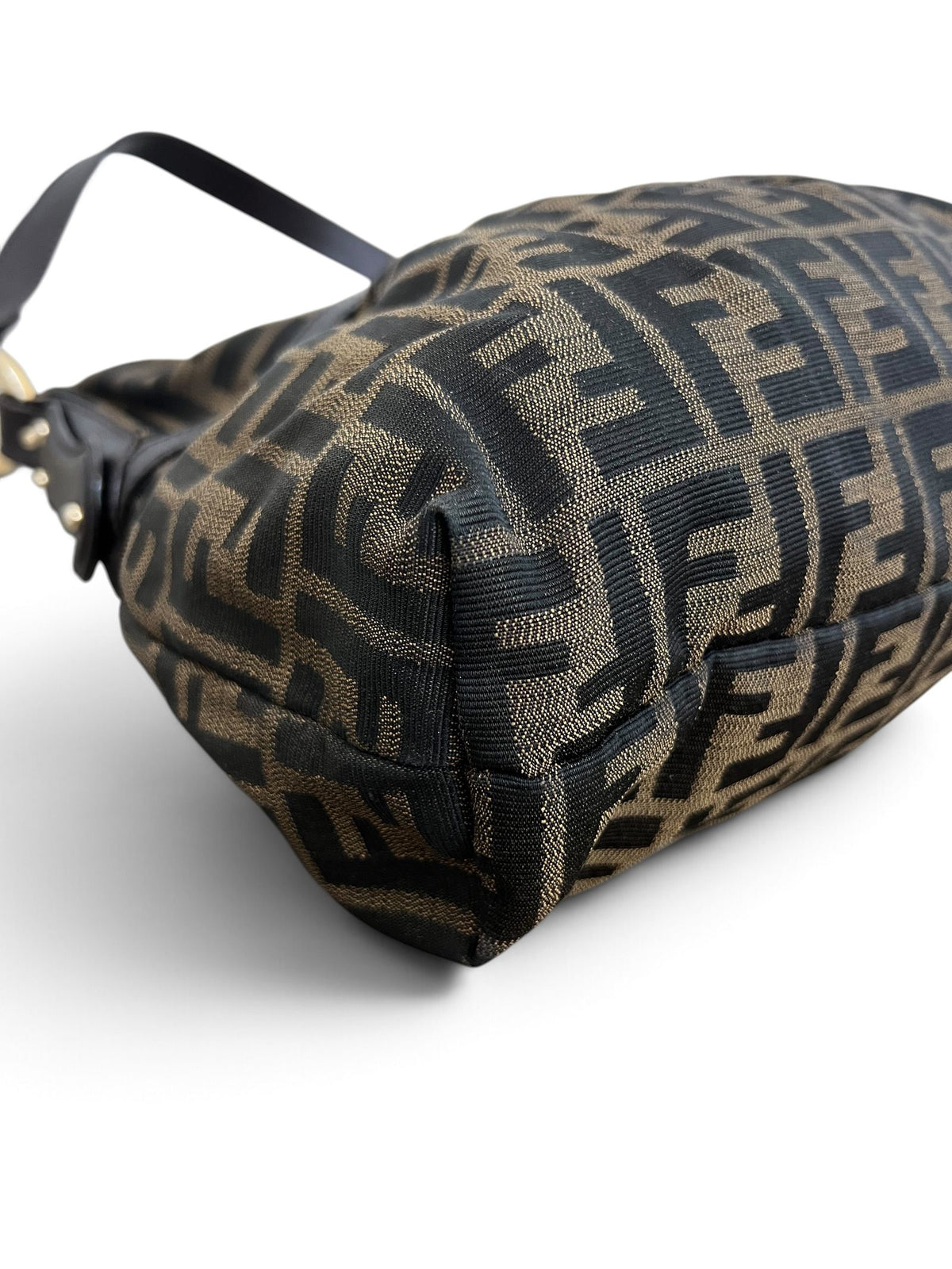 Dettaglio angolo sinistro borsa Fendi Zucca Hobo