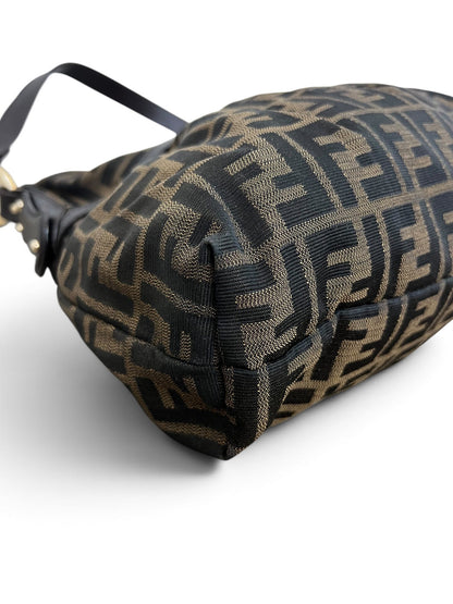 Dettaglio angolo sinistro borsa Fendi Zucca Hobo