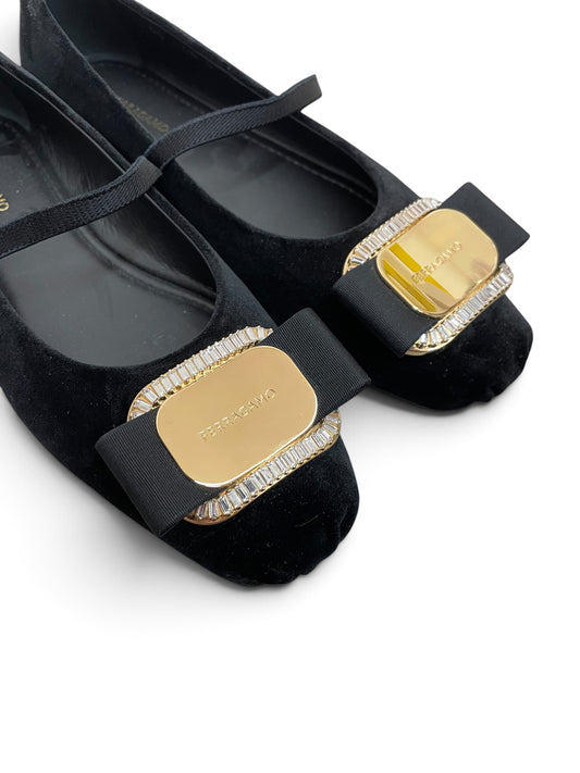 Dettaglio fibbia gioiello oro e cristalli baguette Ferragamo