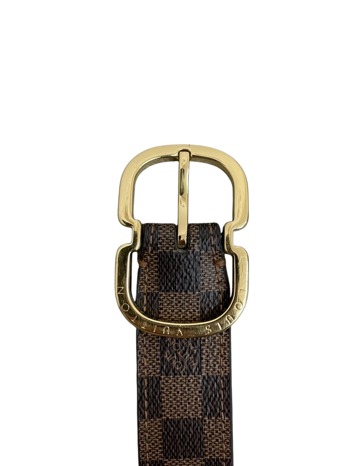 Dettaglio ravvicinato della fibbia ad ardiglione dorata ovale con incisione Louis Vuitton.