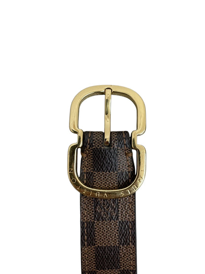 Dettaglio ravvicinato della fibbia ad ardiglione dorata ovale con incisione Louis Vuitton.