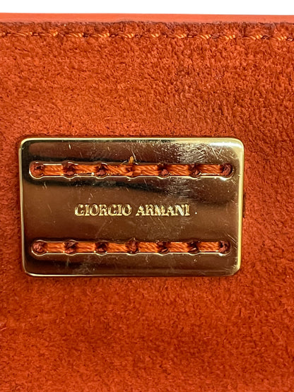 Placca logo Giorgio Armani dorata su suede arancio