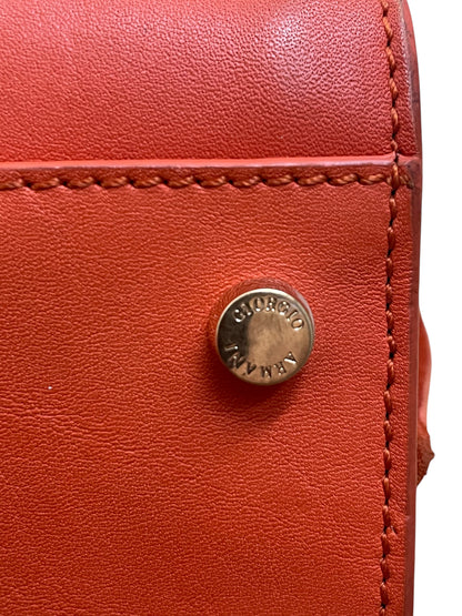 Vite con logo Giorgio Armani sul fondo della borsa arancio