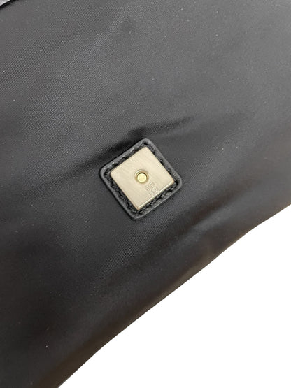 Dettaglio hardware 4G Givenchy su clutch nera