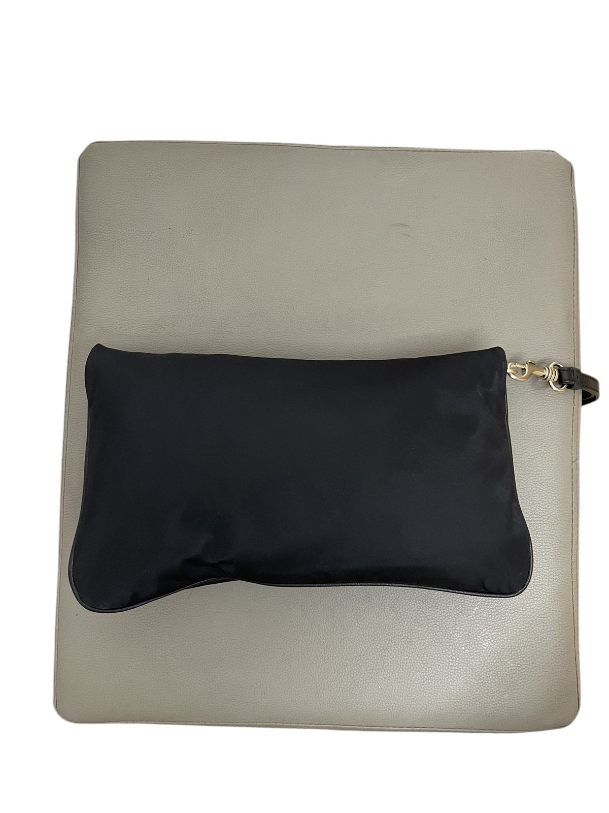 Clutch Givenchy nylon nera vista retro aperta