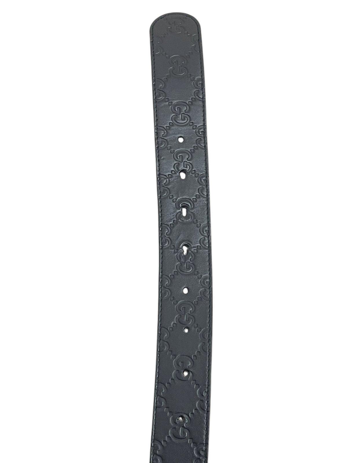 Dettaglio fori cintura Gucci Guccissima nera fronte