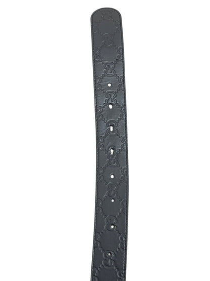Dettaglio fori cintura Gucci Guccissima nera fronte
