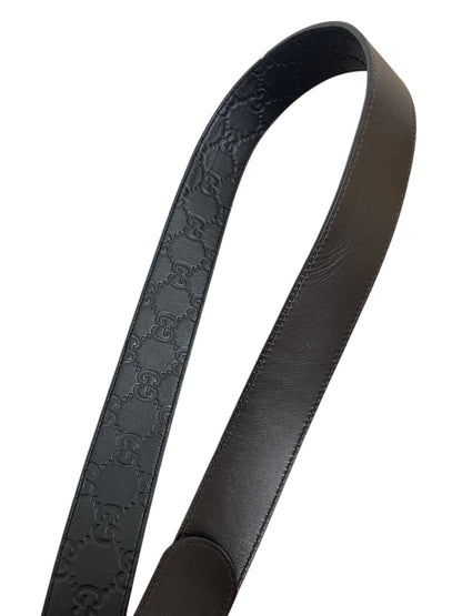 Dettaglio doppia faccia cintura Gucci nera e marrone reversibile