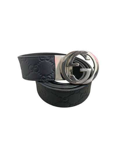 Cintura Gucci Guccissima nera fibbia Interlocking GG argento arrotolata