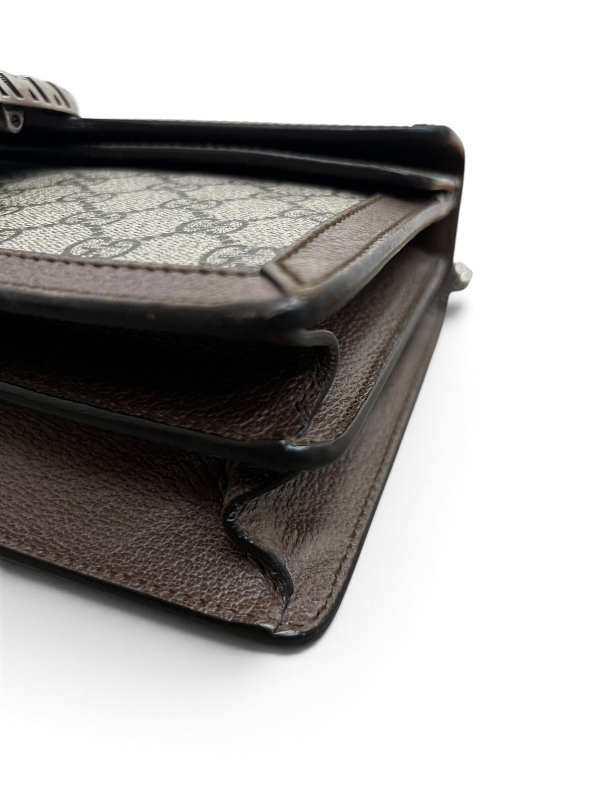 Dettaglio usura angolo inferiore destro borsa Gucci