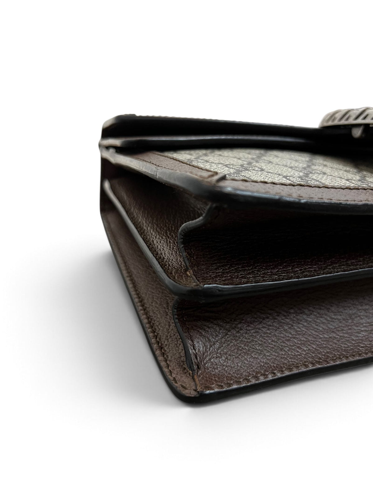 Dettaglio usura angolo inferiore sinistro borsa Gucci
